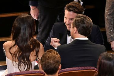 Camila Morrone et Leonardo DiCaprio avec Bradley Cooper lors des Oscars à Los Angeles le 9 février 2020