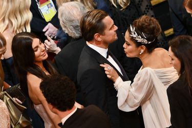Camila Morrone et Leonardo DiCaprio avec Salma Hayek lors des Oscars à Los Angeles le 9 février 2020