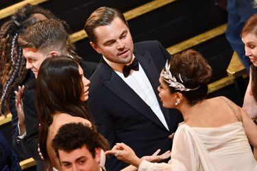Camila Morrone et Leonardo DiCaprio avec Salma Hayek lors des Oscars à Los Angeles le 9 février 2020