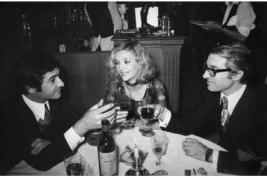Jean Poiret, Caroline Cellier et Jean-Claude Brialy lors d'un dîner en mai 1971 à Paris.