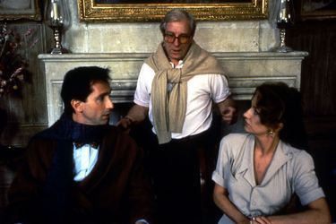 Jean Poiret réalisateur dirigeant son épouse Caroline Cellier et Thierry Lhermitte, dans le film «Le zebre», en 1992.