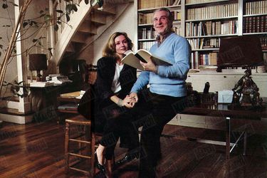 Caroline Cellier et Jean Poiret chez eux à Paris en décembre 1984.