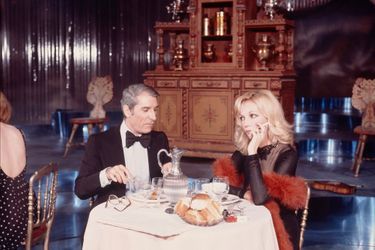Jean Poiret et Caroline Cellier dans un sketch de l'émission "Poiret est à vous", en décembre 1975.
