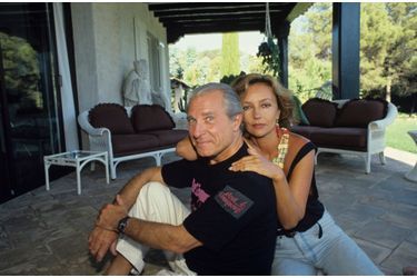 Caroline Cellier et Jean Poiret en vacances dans leur maison de Saint-Tropez, en juillet 1985.