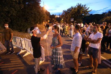 Des spectateurs, tous masqués, arrivent au Festival de Ramatuelle et se font prendre leur température à l'entrée, le 2 août 2020