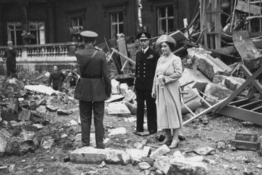 Le roi George VI et la reine consort Elizabeth constastent les dégâts du bombardement du Palais de Buckingham, le 14 septembre 1940