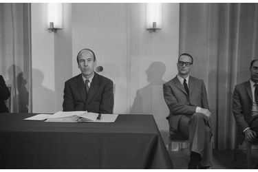 Valéry Giscard d'Estaing, Ministre de l'Economie et des Finances, accompagné de Jacques Chirac, Secrétaire d'Etat aux Finances, donne une conférence de presse pour présenter le budget de l'année 1970, le 16 juillet 1969 à Paris, France. 