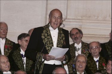  Valéry Giscard d'Estaing devient membre de l'Académie française le 16 décembre 2004.