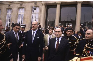 Valéry Giscard d'Estaing et François Mitterrand, après la victoire de ce dernier au second tour de l'élection présidentielle, le 21 mai 1981 à l'Elysée.
