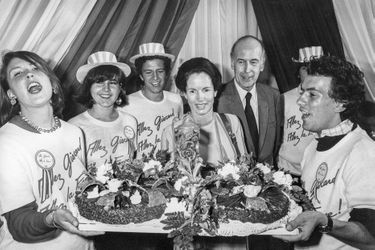 Valéry Giscard et Anne-Aymone Giscard d'Estaing avec de jeunes giscardiens entre les 2 tours de l'élection présidentielle à Montpellier le 10 avril 1981, France. 