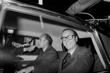 Jacques Chirac et Valéry Giscard d'Estaing arrivent en voiture à l'aéroport de Lyon-Bron le 10 septembre 1974, France. 