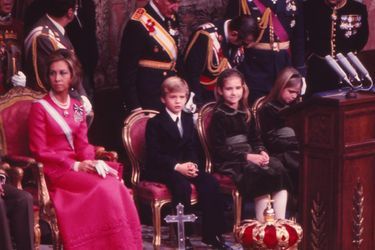 La reine Sofia d'Espagne et ses enfants, à Madrid, le 22 novembre 1975