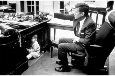 John Kennedy Junior sous le bureau de son père, le 15 octobre 1963