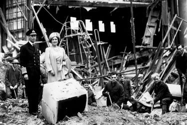 Le roi George VI et la reine consort Elizabeth constatent les dégâts du bombardement de Buckingham Palace à Londres, le 14 septembre 1940