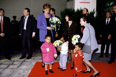 La princesse Diana en compagnie d&#039;Anne-Aymone Giscard d&#039;Estaing, lors d&#039;une visite dans une crèche accueillant les enfants de parents en difficulté, dans le XXe arrondissement de Paris, le 28 novembre 1994.