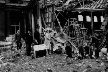 Le roi George VI et la reine consort Elizabeth constastent les dégâts du bombardement du Palais de Buckingham à Londres, le 14 septembre 1940