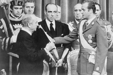 Le roi Juan Carlos d'Espagne prête serment, le 22 novembre 1975