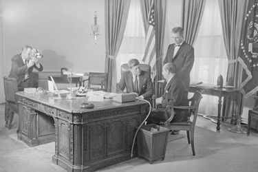 Le &quot;Resolute desk&quot; du temps de John Fitzgerald Kennedy. Le 6 février 1961