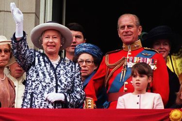 La reine Elizabeth II avec la famille royale au balcon de Buckingham Palace pour Trooping the Colour, le 13 juin 1998