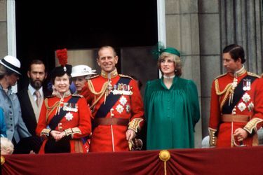 La reine Elizabeth II avec la famille royale au balcon de Buckingham Palace pour Trooping the Colour, le 12 juin 1982