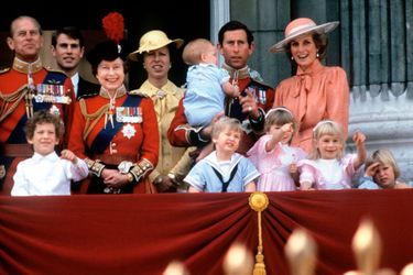 La reine Elizabeth II avec la famille royale au balcon de Buckingham Palace pour Trooping the Colour, le 15 juin 1985