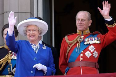 La reine Elizabeth II avec la famille royale au balcon de Buckingham Palace pour Trooping the Colour, le 14 juin 2003