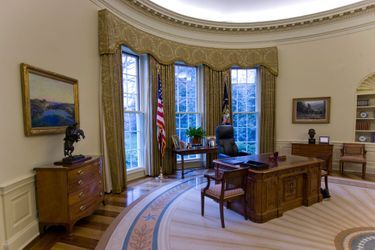 Le &quot;Resolute desk&quot; dans le Salon ovale de la Maison Blanche à Washington, en 2008