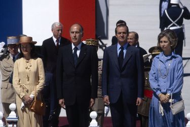 Valéry Giscard d'Estaing, son épouse Anne-Aymone sont accueillis à Madrid par le roi Juan Carlos et la reine Sofia d'Espagne.