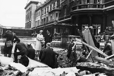 Le roi George VI et la reine consort Elizabeth constatent les dégâts du bombardement du Palais de Buckingham à Londres, le 14 septembre 1940
