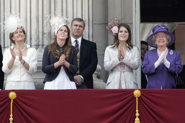 La reine Elizabeth II avec la famille royale au balcon de Buckingham Palace pour Trooping the Colour, le 17 juin 2006