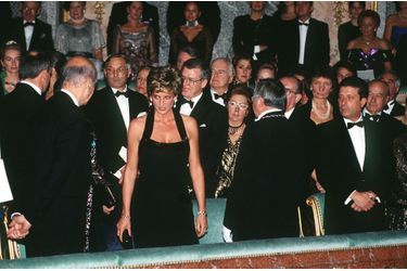 La princesse Diana, en compagnie de l&#039;ancien président de la République Valery Giscard d&#039;Estaing au dîner de gala de la Fondation pour l&#039;enfance, au château de Versailles, le 28 novembre 1994. 