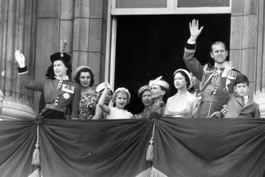 La reine Elizabeth II avec la famille royale au balcon de Buckingham Palace pour Trooping the Colour, le 13 juin 1957