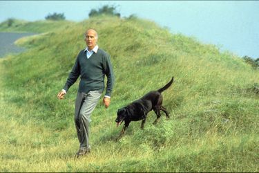 Valéry Giscard d'Estaing se promène avec son chien.