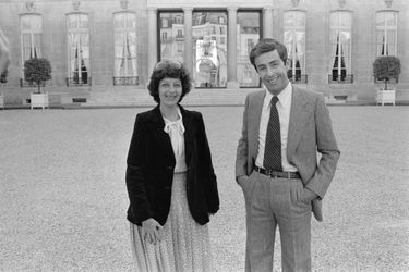 La réalisatrice de télévision Arlette François et le journaliste Jean-Louis Servan-Schreiber dans la cour de l'Elysée le 5 octobre 1978 à Paris, France. 