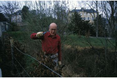Valéry Giscard d'Estaing taille les haies dans son jardin en attendant les résultats du 1er tour des legislatives le 21 mars 1993 à Chanonat.