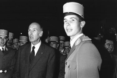 Le président Valéry Giscard d'Estaing remet lui-même les épaulettes d'aspirant à son fils Louis-Joachim à l'Ecole de Cavalerie le 21 novembre 1980 à Saumur, France. 