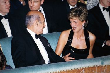 Valéry Giscard d'Estaing assis à côté de Lady Diana qui préside la 2ème Nuit internationale de l'Enfance le 25 novembre 1994 à Paris, France.