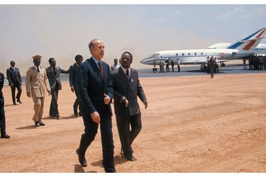 Valéry Giscard d'Estaing accueilli par le président Jean-Bedel Bokassa lors de sa visite à Bangui en février 1975, République centrafricaine. 