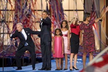 Joe Biden, Barack Obama, Sasha et Malia Obama, Jill Biden et Michelle Obama, en août 2008.
