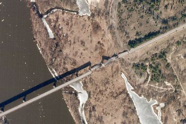 Sabotage du pont traversant le Dniepr à la frontière biélorusse-ukrainienne pour empêcher les occupants russes de s’emparer de la capitale ukrainienne. Ce pont lie les postes de contrôles de Kamaryn et Slavoutytch, le 26 février 2022.