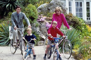 Le prince Charles, Lady Diana et leurs enfants William et Harry en vacances à Tresco, dans les îles Scilly en Cornouailles, en juin 1989