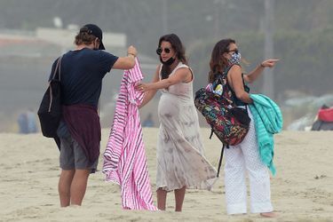Lea Michele sur une plage de Santa Monica, à Los Angeles, avec son mari Zandy Reich et sa mère Edith Sarfati le 4 août 2020