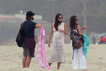 Lea Michele sur une plage de Santa Monica, à Los Angeles, avec son mari Zandy Reich et sa mère Edith Sarfati le 4 août 2020