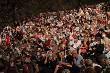 Les spectateurs prennent place pour la pièce «Par le Bout du Nez» au Festival de Ramatuelle le 2 août 2020