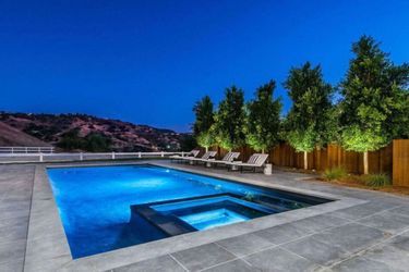 La nouvelle maison de Lori Loughlin et son mari Mossimo Giannulli acquise pour 9.5 millions de dollars, située à Los Angeles, en août 2020.