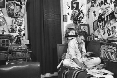 JOHNNY HALLYDAY, L’IDOLE DES JEUNES, 1961.Dans sa chambre d’ado du quartier de Clichy, le 22 février 1961, un chanteur de 17 ans répond aux lettres de ses fans. Les adultes soupçonnent Johnny Hallyday d’hystérie parce qu’il se roule sur scène, mais la génération du baby-boom se reconnaît dans son énergie. Il se produira dans deux jours au Palais des Sports, vedette d’un festival qui lancera véritablement le rock’n’roll en France. 