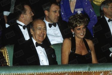 « La princesse Diana avec Valéry Giscard d&#039;Estaing au balcon de l&#039;Opéra de Versailles. » - Paris Match n°2376, 8 décembre 1994