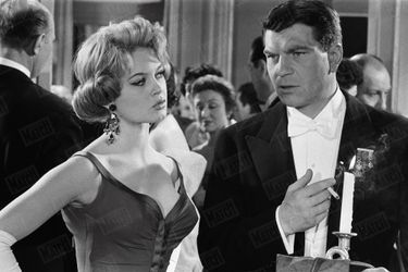 Henri Vidal avec Brigitte Bardot, sur le tournage du film "Une parisienne" en avril 1957.