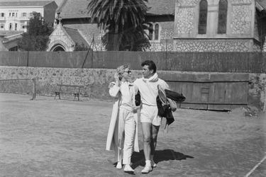 Michèle Morgan et Henri Vidal prenant une leçon de tennis à Cannes en avril 1956.