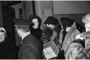 Michèle Morgan, lors des obsèques d'Henri Vidal, à Pontgibaud en Auvergne, le 12 décembre 1959.